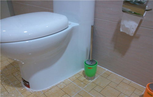 毛巾誤沖進(jìn)馬桶的應(yīng)對(duì)方法與預(yù)防措施